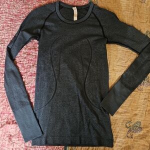 Lululemon Size 4 Swiftly Tech Long Sleeve Crewneck